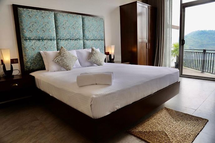 Family Room (4 adults and 2 kids)