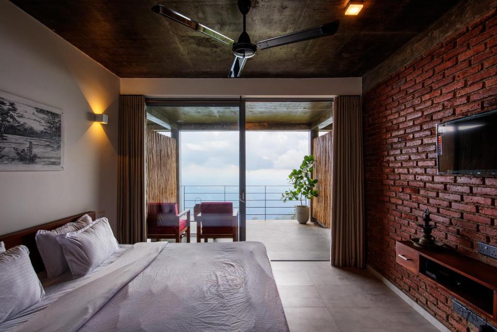 Deluxe Triple Room with Balcony and Mountain View