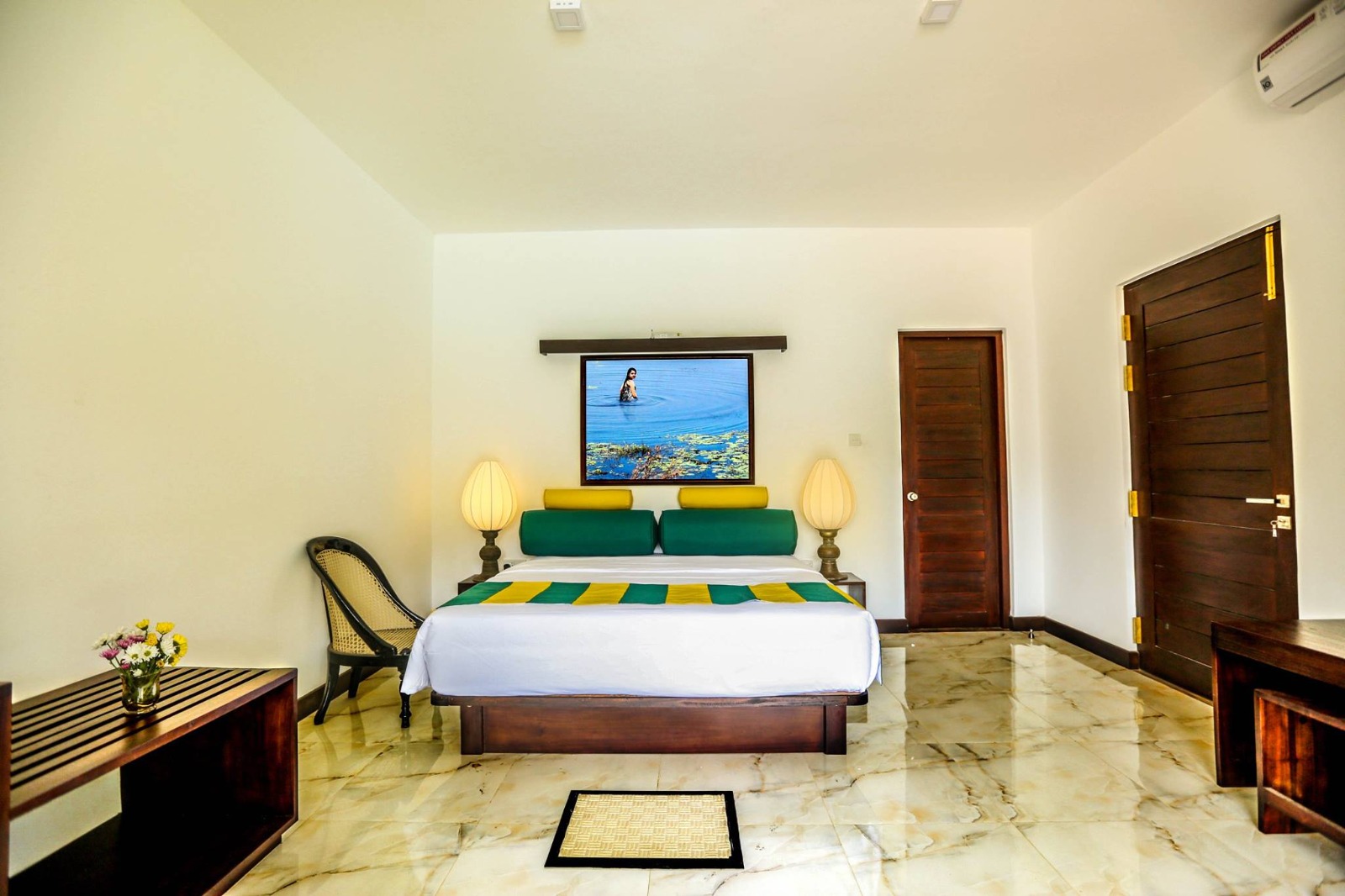 Suite with Lake & Mountain View