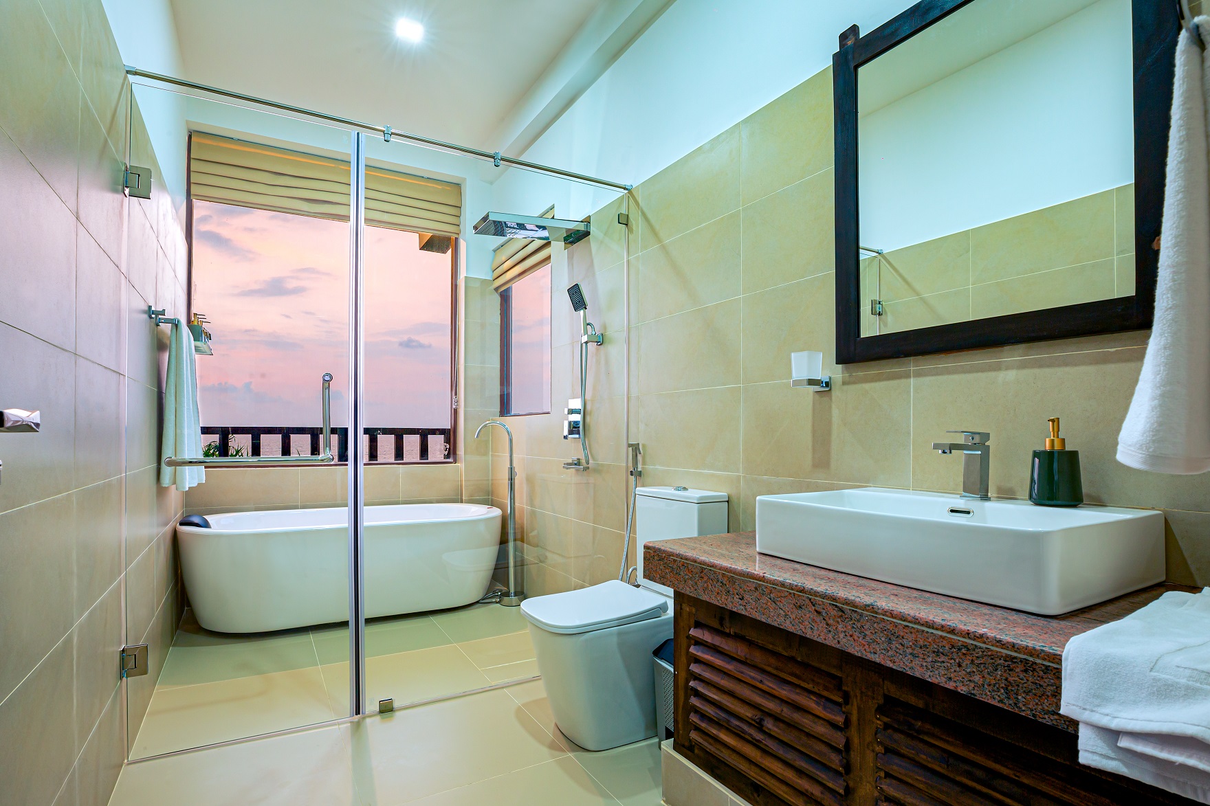 Deluxe Suite with Ocean View Bathtub & Shower