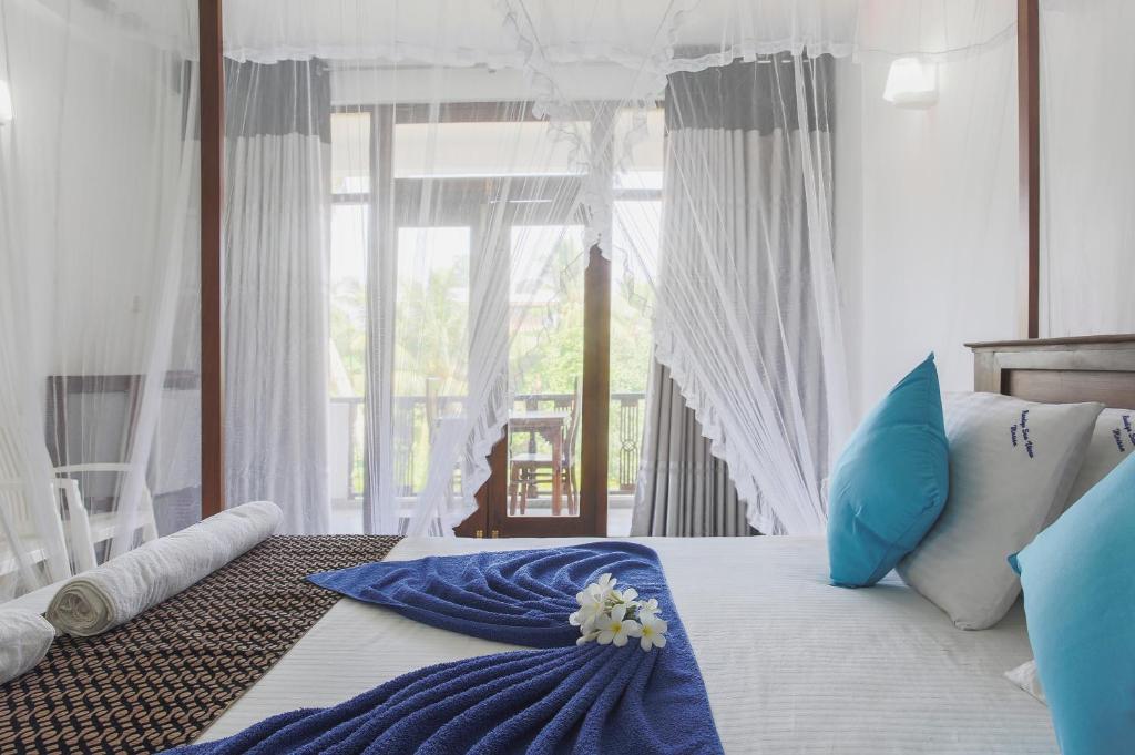 Deluxe Pool View Room